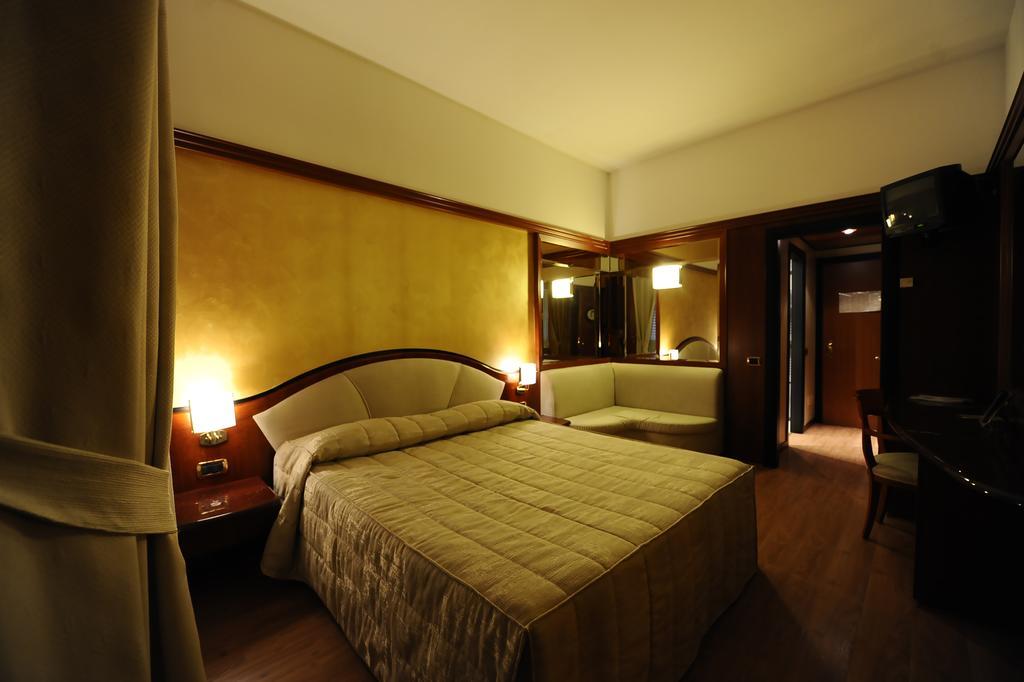 Hotel City Legnano Kültér fotó