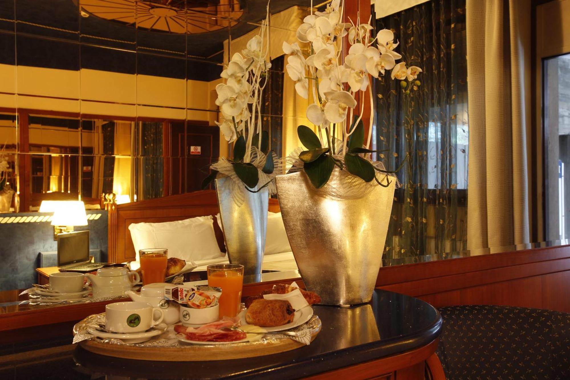 Hotel City Legnano Kültér fotó