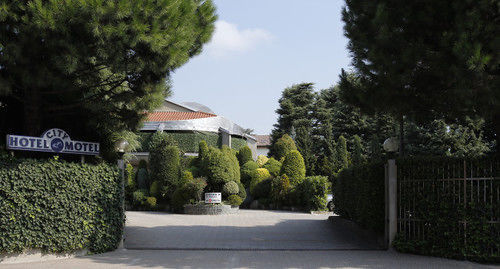 Hotel City Legnano Kültér fotó